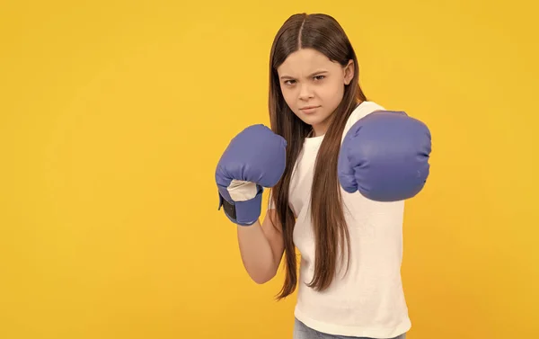 Wütender Kinderschlag Boxhandschuhen Auf Gelbem Hintergrund — Stockfoto