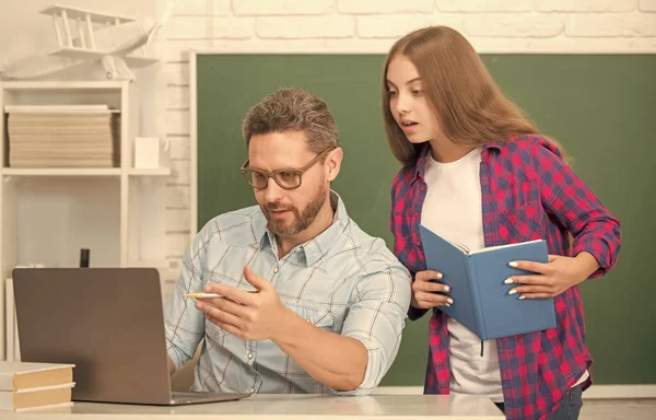 Nieuwsgierig Kind Vader Zitten Klas Met Copybook Computer Schoolbord Communicatie — Stockfoto