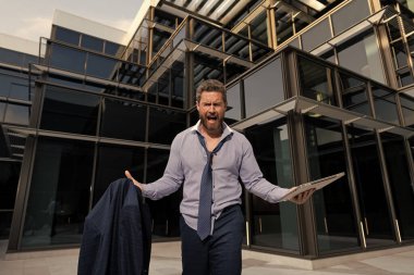 Tam bir fiyasko. İş çöküyor. Çok çalışan bir iş adamı. Adam sorun yüzünden hayal kırıklığına uğradı. Ofis dışında dizüstü bilgisayarlı depresif girişimci. Dünya ekonomisi çöktü. Mali kriz. Borsa düşüyor.