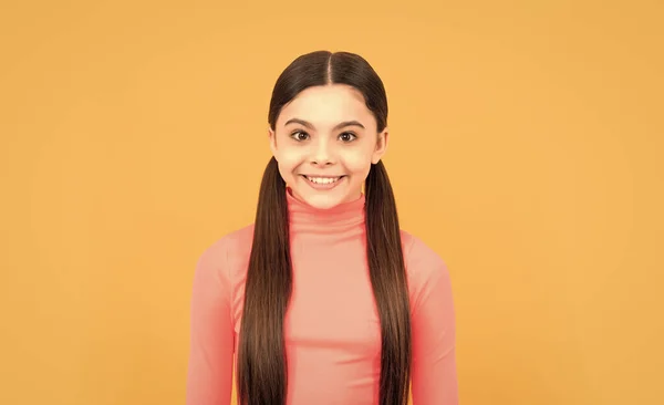 一个快乐的少女 有着橘色背景的长发 — 图库照片