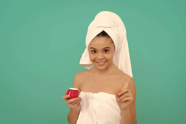 Het Kind Gebruikt Gezichtscrème Gelukkig Meisje Met Haarmasker Kind Met — Stockfoto