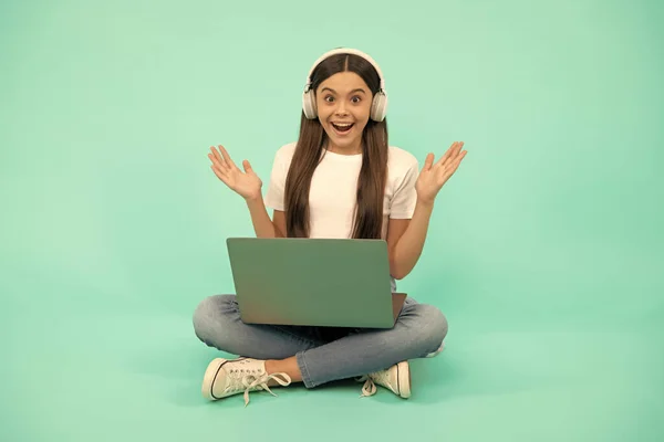 Menina Surpresa Comprar Online Volta Escola Influenciador Adolescente Blogando Webinar — Fotografia de Stock
