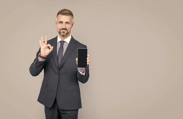 Advertisement Presentation Copy Space Man Presenting Phone Screen Guy Showing — Stock Photo, Image