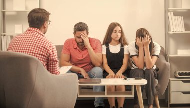 Baba ve çocuk psikolog seansında. Aile terapisi. Çocuklu aileler sosyal hizmetlilerle konuşur. Anne, baba ve kızı. Hayat sigortası ve evlat edinme. Veli toplantısı. ebeveyn hakları.