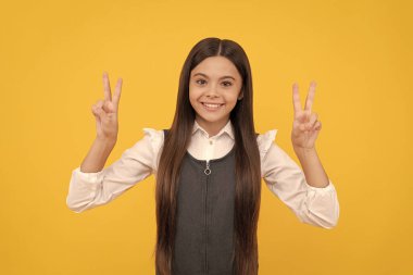 Öğrenmede zafer. Mutlu çocuk çift Ziyaretçi işareti veriyor. Öğrenci başarısı. Akademik başarı. Eğitimsel mükemmellik. Okul eğitimi.