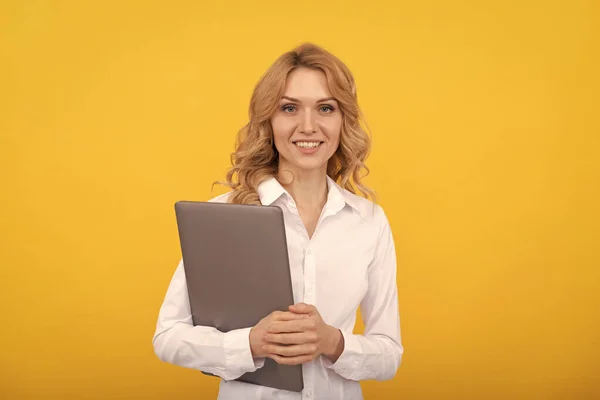 Beyaz Gömlekli Gülümseyen Kadını Dizüstü Bilgisayarı Sarı Arka Planda Tutuyor — Stok fotoğraf