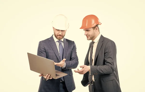 Architecten Plannen Werkzaamheden Hoofdingenieur Leidinggevende Hardhat Gebruiken Computer Man Baas — Stockfoto