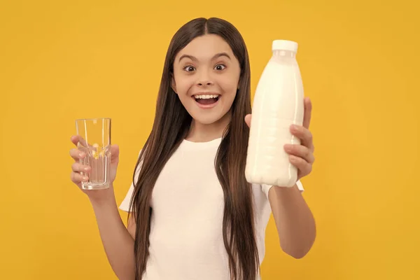 Verbaasd Kind Bieden Zuivel Drank Product Tienermeisje Gaat Melk Drinken — Stockfoto