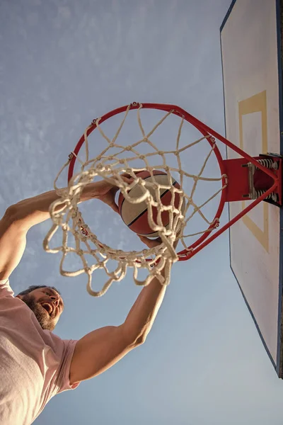 Hombre Exitoso Con Pelota Baloncesto Cancha Jugador Baloncesto Profesional Entrenamiento — Foto de Stock