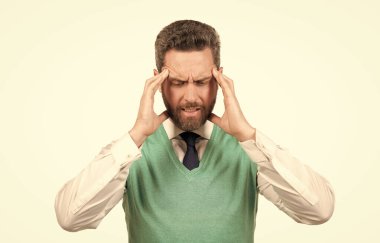 İş dünyasındaki stresli işadamının baş ağrısı beyaz arka planda izole edilmiş, acı.