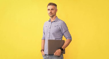 Serbest çalışan adam bilgisayarı tutuyor. İş adamı blog için dizüstü bilgisayar tutuyor. Sosyal ağ ve web günlüğü. İş bilgisayarı iletişimi. modern teknoloji.