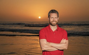 Neşeli adam gün batımında deniz kenarında yaz plajı, fotokopi alanı, tatil.