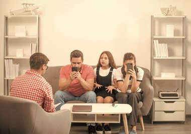 Telefon bağımlısı baba, anne ve çocuk aile psikologu, terapi.