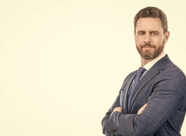 Kendine güvenen resmi takım elbiseli bir patron beyaz fotokopi odasında kollarını çapraz tutuyor, kendine güveniyor..