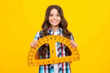 Okul üniformalı kız matematiksel ölçü alıyor. Ölçü ölçümü. Okul ekipmanları. Ergen öğrenci kök disiplini okuyor.