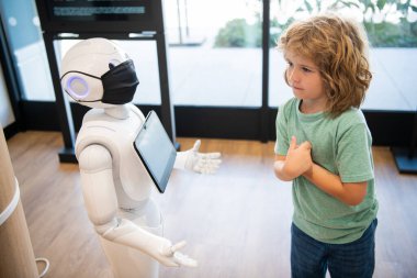 Küçük çocuk robot yapay zekasıyla etkileşime giriyor, gelecekteki teknolojiyle..