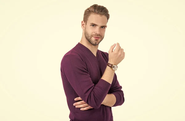 非常にハンサムな男 白人男性は白で隔離された紫色のプルオーバーを身に着けている カジュアルスタイル トレンドのメンズウェア メンズファッション 衣服の流行 — ストック写真