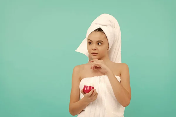 Pensando Menina Segurar Máscara Cabelo Criança Com Creme Pele Hábito — Fotografia de Stock