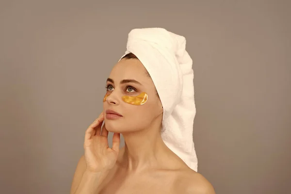 Young Always Applying Golden Fatigue Mask Girl Reduce Eye Bags — Stock Photo, Image
