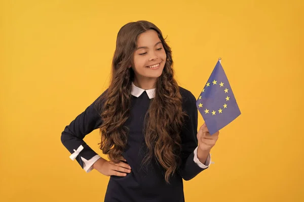 Niño Feliz Mira Fondo Amarillo Bandera Unión Europea Schengen — Foto de Stock