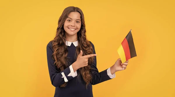 Χαρούμενο Παιδί Που Δείχνει Δάχτυλο Γερμανική Σημαία Κίτρινο Φόντο Ευρωζώνη — Φωτογραφία Αρχείου