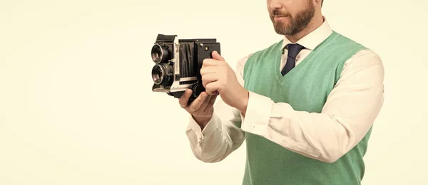 白い背景に隔離されたレトロなカメラで写真を撮るクロップドマン — ストック写真