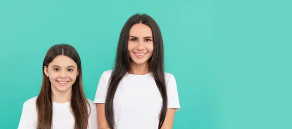 Banner Madre Hija Espacio Para Copiar Fondo Aislado Sonriente Madre — Foto de Stock