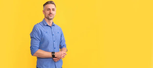 Smiling Adult Man Graying Hair Yellow Background Fashion Man Face — ストック写真