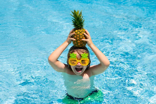 Щаслива Дитина Басейні Літній День Дитина Грає Тропічному Курорті Веселі — стокове фото