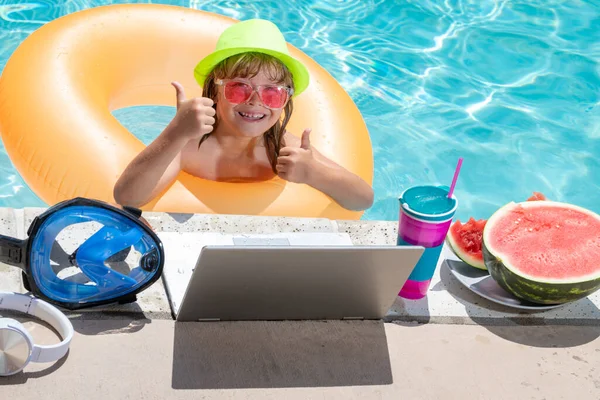 Child Learning Online Computer Laptop Child Relax Rest Colorful Inflatable — Stockfoto