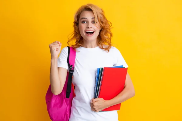 Sırt Çantalı Hoş Bir Öğrenci Kadın Sarı Arka Planda Bazı — Stok fotoğraf