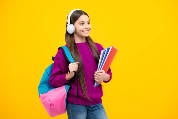 Uczennica Nastolatka Słuchawkach Trzyma Książki Żółtym Izolowanym Tle Studia Koncepcja — Zdjęcie stockowe