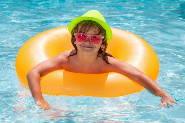 Enfant Jouant Avec Anneau Flottant Gonflable Dans Piscine Concept Vacances — Photo