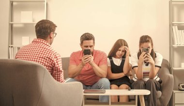 Çocuklu aileler sosyal hizmetlilerle konuşur. Telefon bağımlısı anne, baba ve kız. Hayat sigortası ve evlat edinme. Veli toplantısı. Baba ve çocuk psikolog seansında. Aile terapisi.