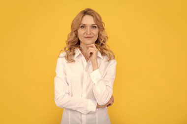 Beyaz gömlekli, kendine güvenen mutlu sarışın iş kadını..