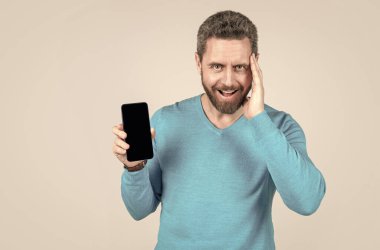 Modern iletişim teknolojisi. Erkek blogcu akıllı telefon kullanıyor. Profesyonel CEO online çalışıyor. Reklam. Ürün sunumu. Mutlu adam cihaz gösteriyor. çevik iş günlüğü.