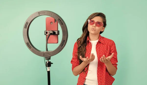 Blogueiro Beleza Infantil Infância Criança Óculos Sol Vlogger Tem Transmissão — Fotografia de Stock
