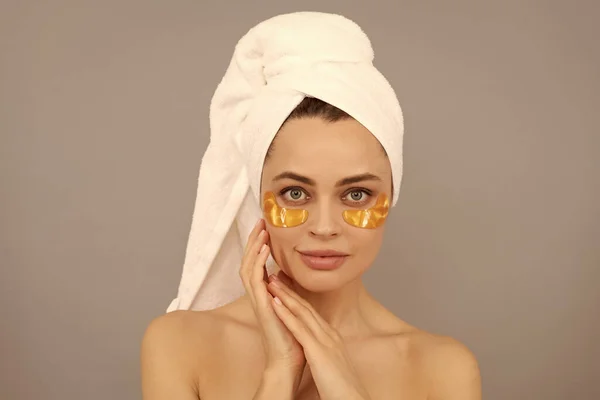 Wanita Muda Dengan Handuk Terry Menggunakan Penutup Mata Emas Wajah — Stok Foto