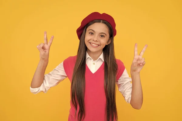 Menina Escola Adolescente Feliz Boina Francesa Mostrar Gesto Paz Fundo — Fotografia de Stock