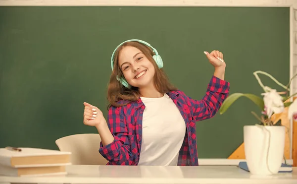 Niño Feliz Escuchar Música Auriculares Pizarra Accesorio Audio — Foto de Stock