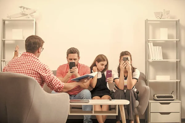 Phone Addicted Mom Dad Daughter Life Insurance Adoption Parent Teacher — Stock fotografie