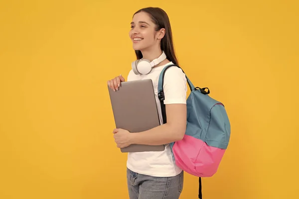 Mujer Alegre Con Auriculares Computadora Sobre Fondo Amarillo Educación —  Fotos de Stock