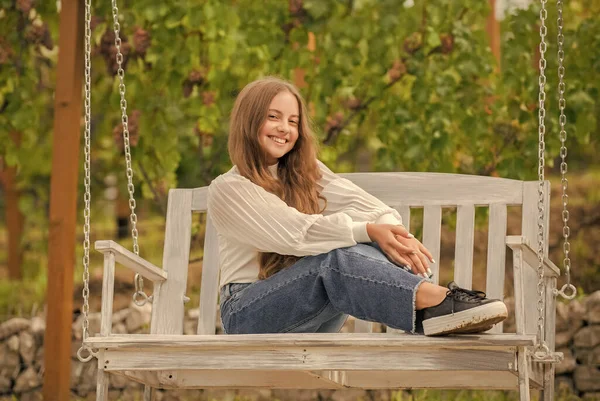 Criança Sorridente Sente Swing Livre Playground — Fotografia de Stock