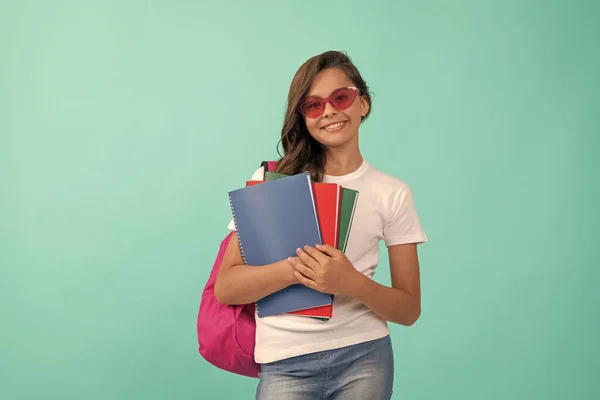 Sırt Çantalı Güneş Gözlüklü Mutlu Genç Kız Okula Okula Dönmeye — Stok fotoğraf