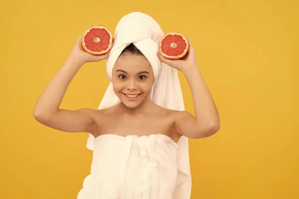 Fröhliches Kind Handtuch Mit Grapefruit Auf Gelbem Hintergrund — Stockfoto