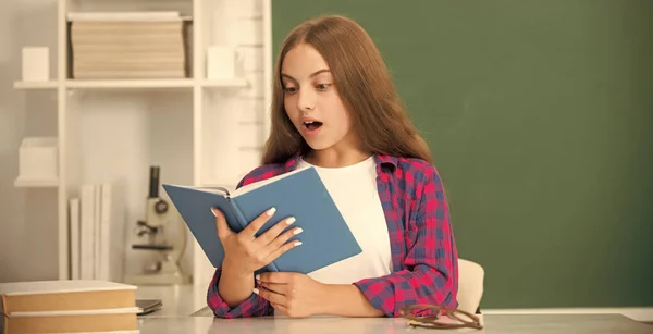 Şaşırmış Genç Öğrenci Modern Eğitim Lisede Kitapçığı Olan Liseli Kız — Stok fotoğraf