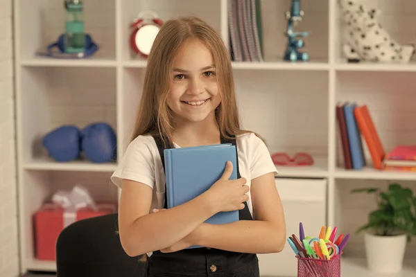 Sourire Adolescent Fille Tenir Carnet Notes École Leçon Uniforme Salle — Photo