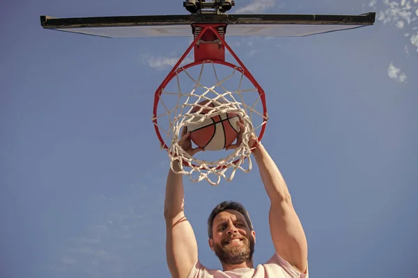Hombre Feliz Con Pelota Baloncesto Cancha Jugador Baloncesto Profesional Entrenamiento — Foto de Stock