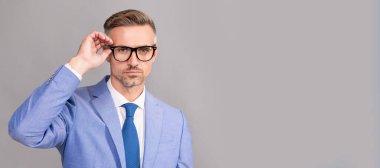 İnsan yüzü portresi, fotokopi alanı olan pankart. Optik göz merceği. Adam inek gibi görünüyor. Zeki ve kendine güvenen iş adamı