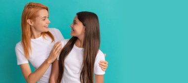 Anne ve kız çocuk afişi, kopyalama alanı, izole edilmiş arka plan. Duygularını ifade et. Mutlu anne ve kız. Anne ve genç kız portresi